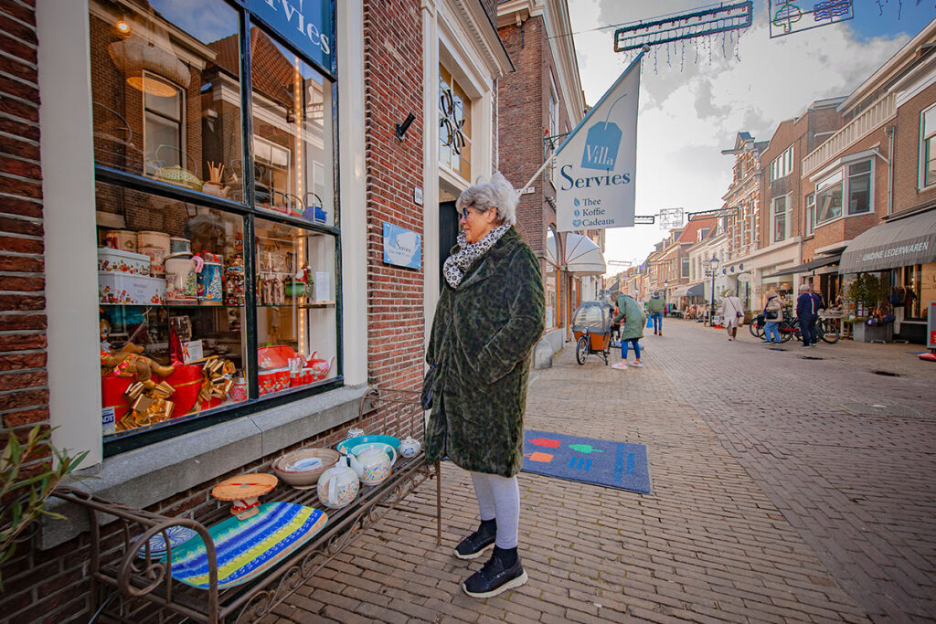 Foto van winkelende vrouw in het Huygenskwartier