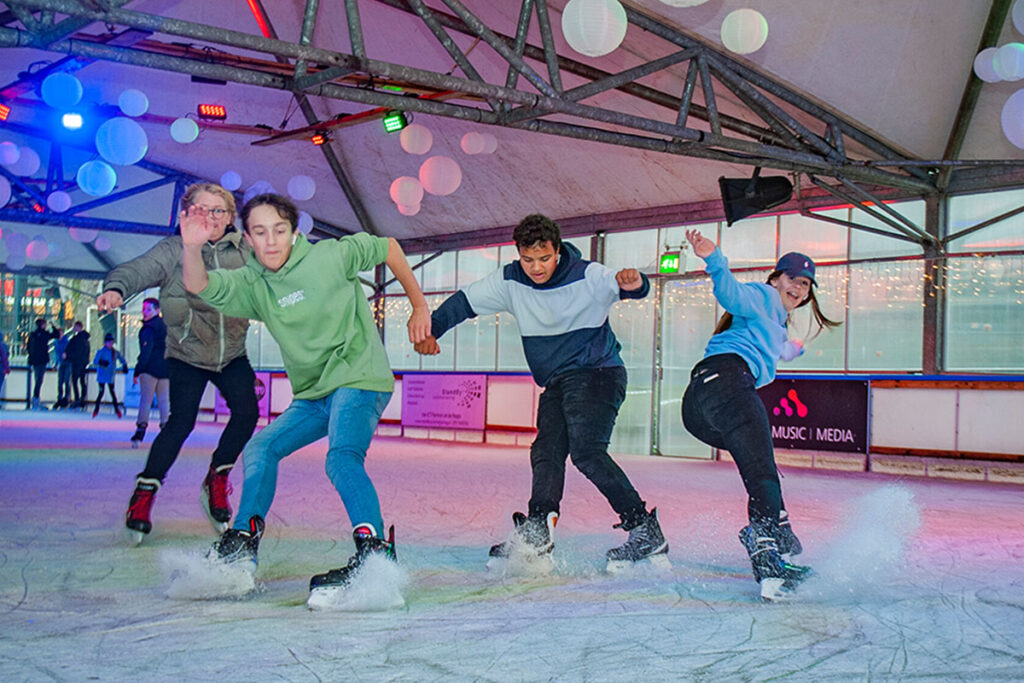 Foto van tieners op schaatsbaan Ice Paradise