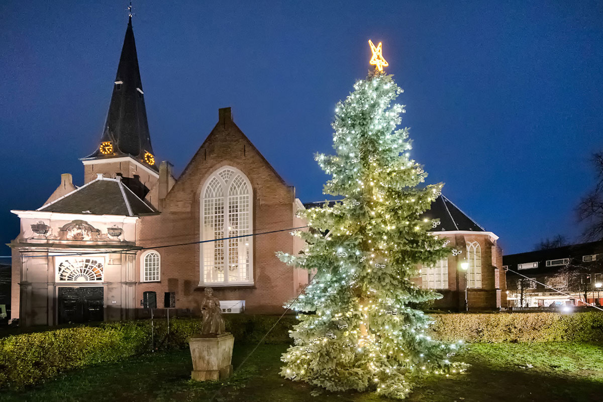 Kerstboom met lichtjes voor de Grote kerk in Voorburg