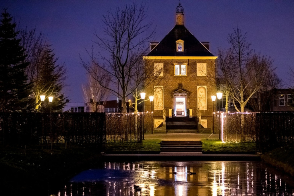 Huygens museum in the night