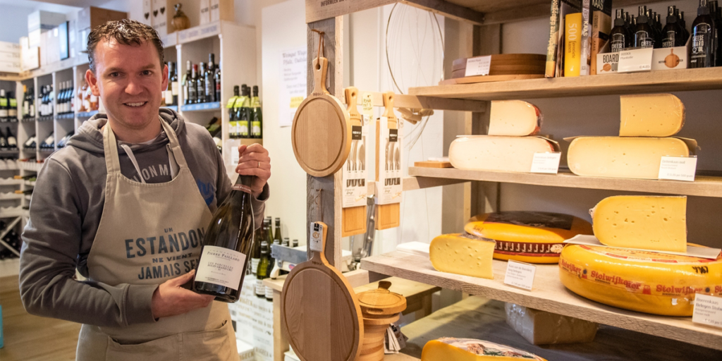 Kaasboer met wijn in zijn handen - Home Made Market