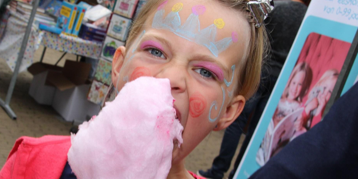 Meisje eet suikerspin - In de Wolken Zomerfestival 2024